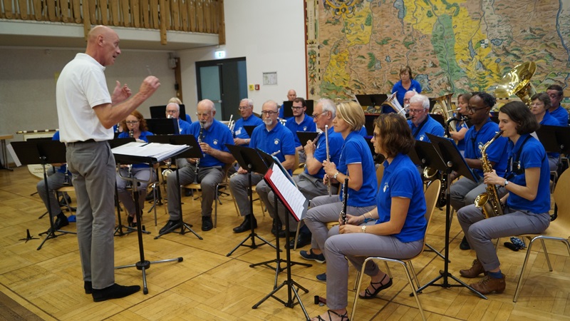 Die Stadtkapelle „Harmonie du Vésinet“ unter ihrem Chef Yvon Lemêle begleitete die Feierlichkeiten mit 30 Musikern